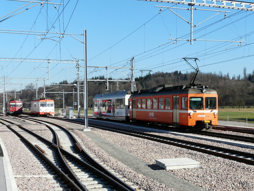 AAR - Nachschuss des Regio nach Schftland mit Steuerwagen ABt 59 und Triebwagen Be 4/4 19 bei der Ausfahrt aus dem Bahnhofsareal in Suhr sowie die abgestellten Gtertriebwagen De 4/4 43 und De 4/4 45 am 05.02.2011