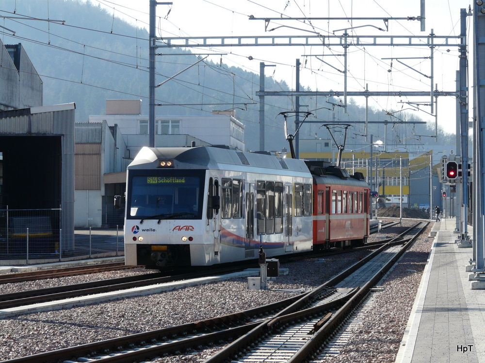 AAR - Regio nach Schftland mit Steuerwagen ABt 59 und Triebwagen Be 4/4 19 bei der Ausfahrt aus dem Bahnhofsareal in Suhr am 05.02.2011