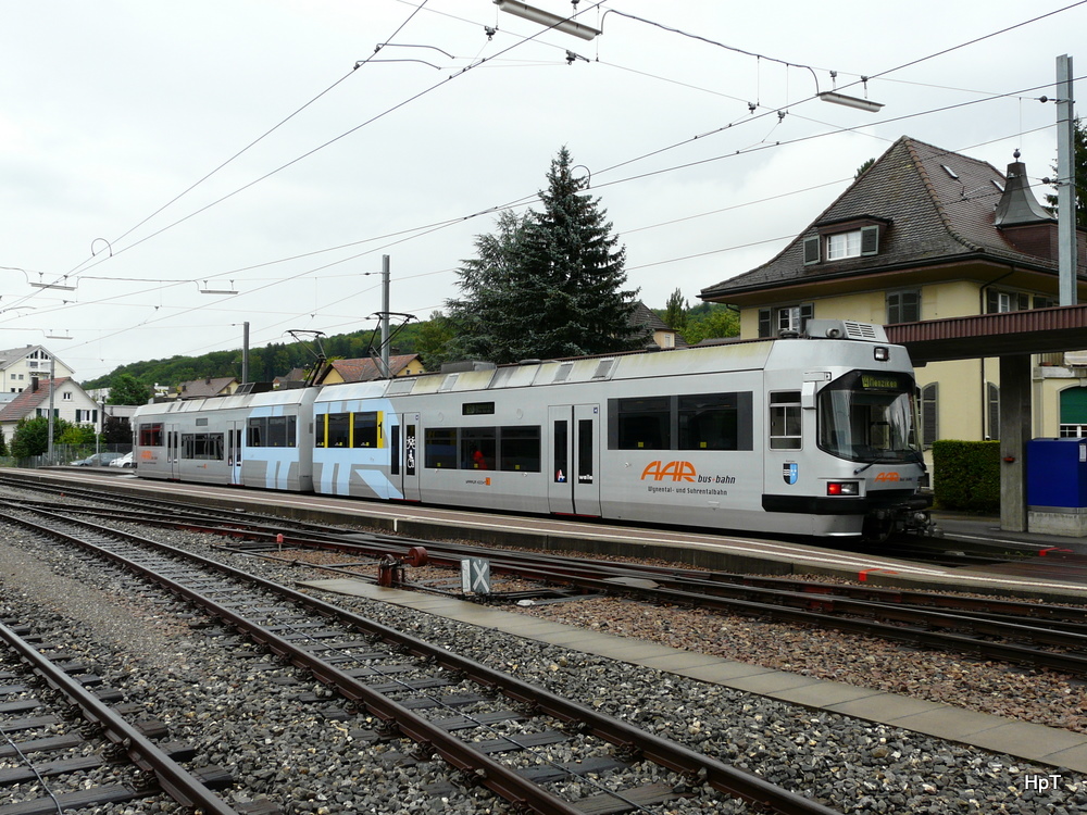 AAR - Triebwagen ABe 4/8 28 im Bahnhof Schftland am 23.07.2010 .. Fotostandpunkt auserhalb der Geleise ..