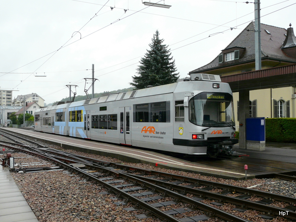 AAR - Triebwagen ABe 4/8 32 im Bahnhof Schftland am 23.07.2010 .. Fotostandpunkt auserhalb der Geleise ..