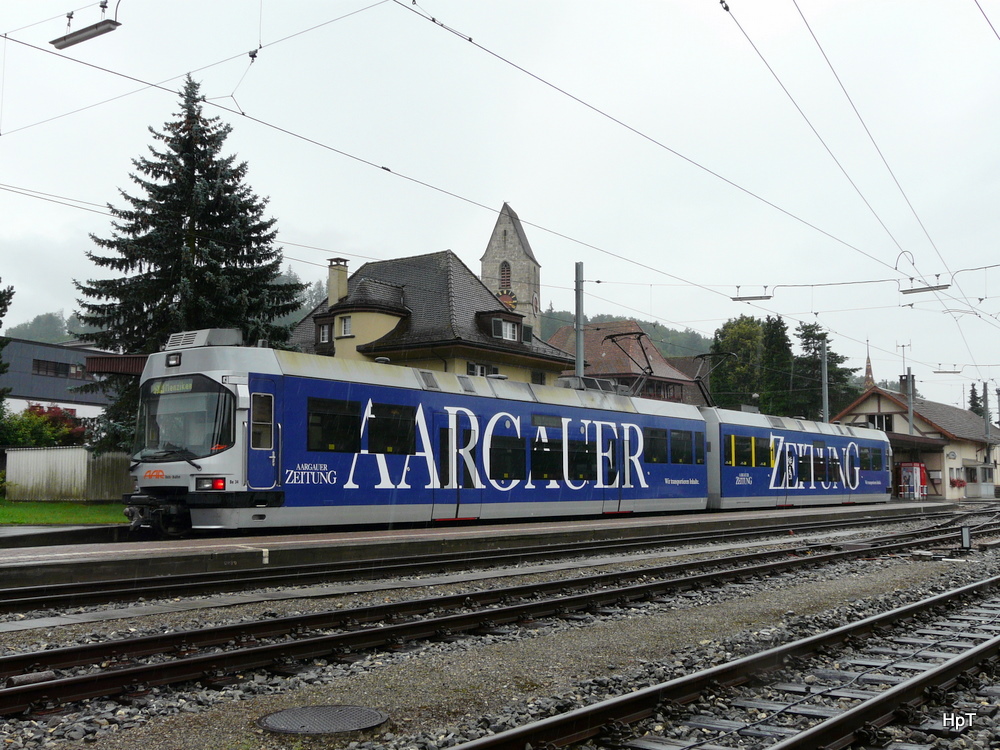 AAR - Triebwagen ABe 4/8 34 im Bahnhof Schftland am 23.07.2010 .. Fotostandpunkt auserhalb der Geleise ..