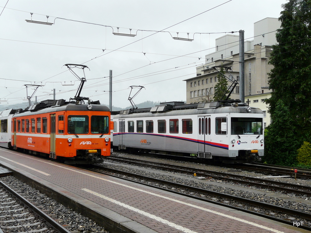 AAR - Triebwagen Be 4/4 26 neben dem Triebwagen Be 4/4 17 im Bahnhof Schftland am 23.07.2010