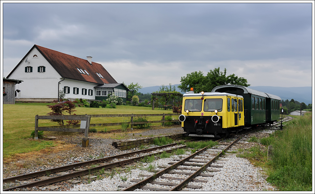 Ab 1. Februar 1951 wurde auf der Stainzerbahn der Personenplanverkehr  zum zweiten Mal und endgltig eingestellt. Es ist daher leicht mglich, dass es gestern am 25.5.2013 ab Preding zum ersten Mal nach 62 Jahren einen Anschlusszug nach Stainz fr GKB-Fahrgste gab. Grund der Sonderfahrt auf der Stainzerbahn war ein Wanderausflug einer privaten Reisegesellschaft aus Graz, welche in Stainz ihren Ausgangspunkt hatte.  Bespannt wurde dieser Sonderzug mit SKL X626.205. 

SKL X626.205 war ursprnglich ein normalspuriges Fahrzeug, bis 2007 im Besitz der BB mit Heimatbahnhof Schladming und war in Selzthal abgestellt. Sie befindet sich heute in Privatbesitz von bb.de User Karl Heinz Ferk, wurde auf 760 mm umgespurt, und ist seit Juli 2010 wieder betriebsbereit auf der Stainzerbahn im Einsatz.

Die erste Aufnahme zeigt den Leerpersonenzug in am 25.5.2013 von Stainz nach Preding bei der lmhle Herbersdorf.

http://www.stainz.at/Flascherlzug.141.0.html