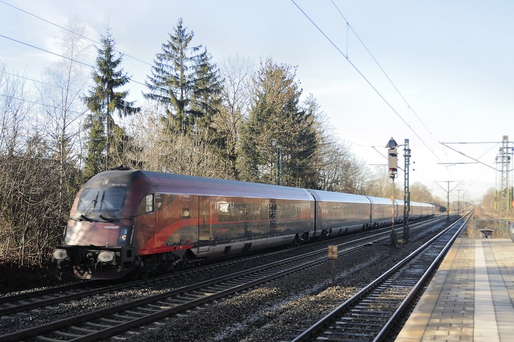 Ab 13. Dezember wird der  RAILJET  fnfmal tglich die bayerische Landeshauptstadt anfahren und viermal nach Budapest Keleti Pu aufbrechen. Im Gesprch ist auch der Ersatz des EC-Paares 112/113 Klagenfurt - Siegen zum Fahrplanwechsel 2010/2011. Somit wrde der Railjet weit in das Nachbarland vorstoen. (Aufnahme in Gronsdorf vom 3. Dezember 2009).