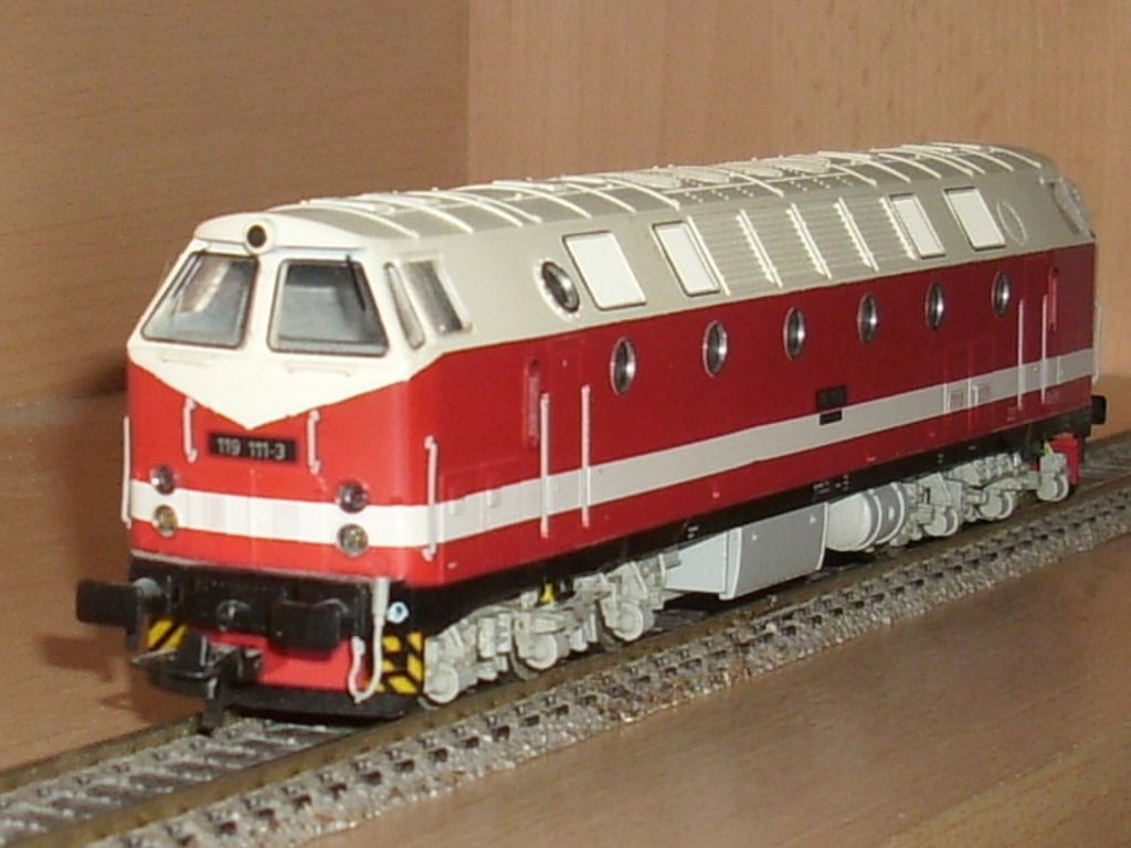 Ab 1977 beschaffte die DR aus Rumnien 200 Expemplare der Baureihe 119.Leider waren die Loks wegen ihrer stranfllig nicht gerade beliebt.Mein Modell ist die 119 111 von Gtzold.