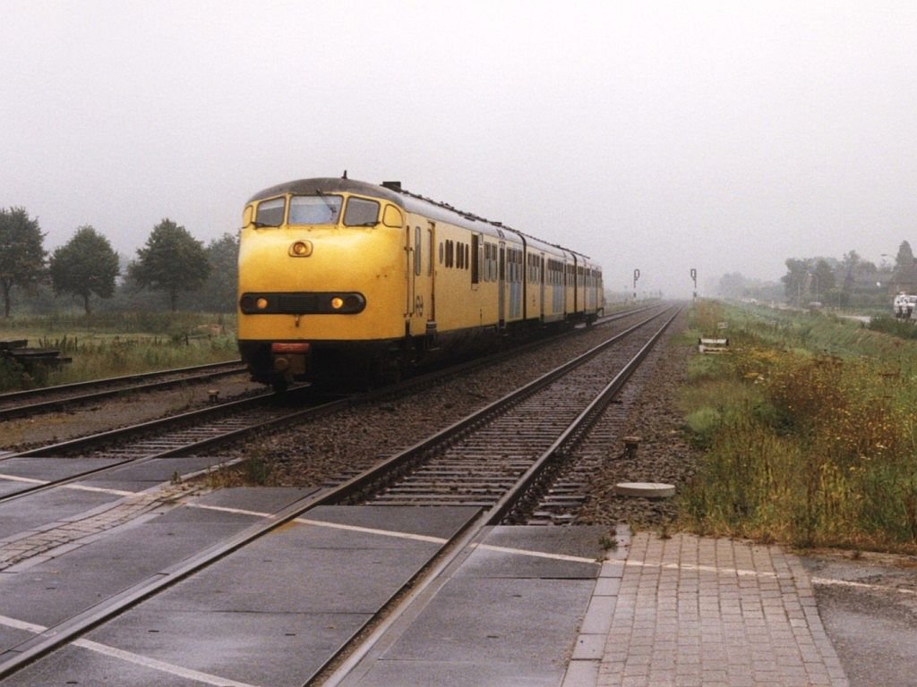 Ab 2005 fahrt Syntus auf die Strecke Arnhem-Tiel mit Buffels und Lint. Auf dieses Bild ist noch eine 113 der NS mit Regionalzug 6136 Arnhem Velperpoort-Tiel zu sehen bei Kesteren 