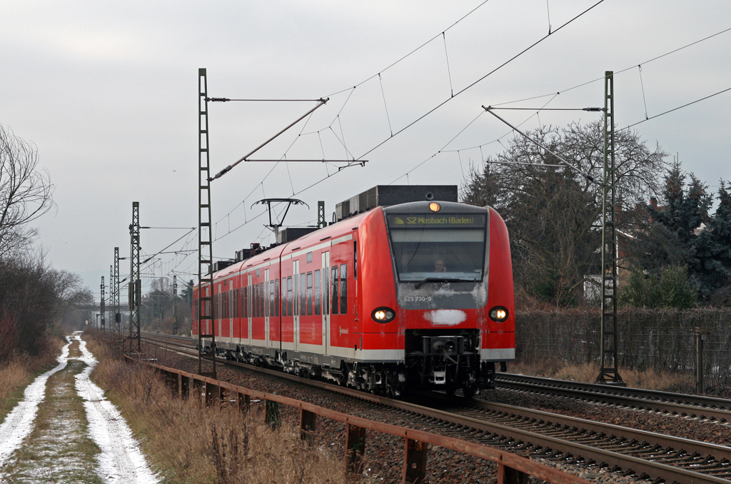 Ab und an wird auch mal fr Triebwagen der Baureihe 425 der Auslser bettigt, denn irgendwann wird man ihnen wohl auch mal hinterherrennen: Am trben aber dafr frostig kalten 4. Januar 2010 ist der Ludwigshafener 425 230 / 730 als S 6235 von Kaiserslautern nach Mosbach (Baden) bei Bhl-Iggelheim unterwegs.