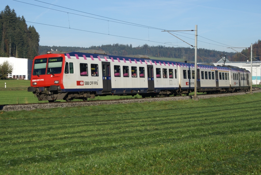 Ab dem Fahrplanwechsel wird dieses Bild auch Geschichte sein, denn ab dann bernimmt die BLS die S 6 und S 7 komplett. Am 31.10.10 verlsst ein SBB-NPZ Willisau als S 6 nach Luzern.