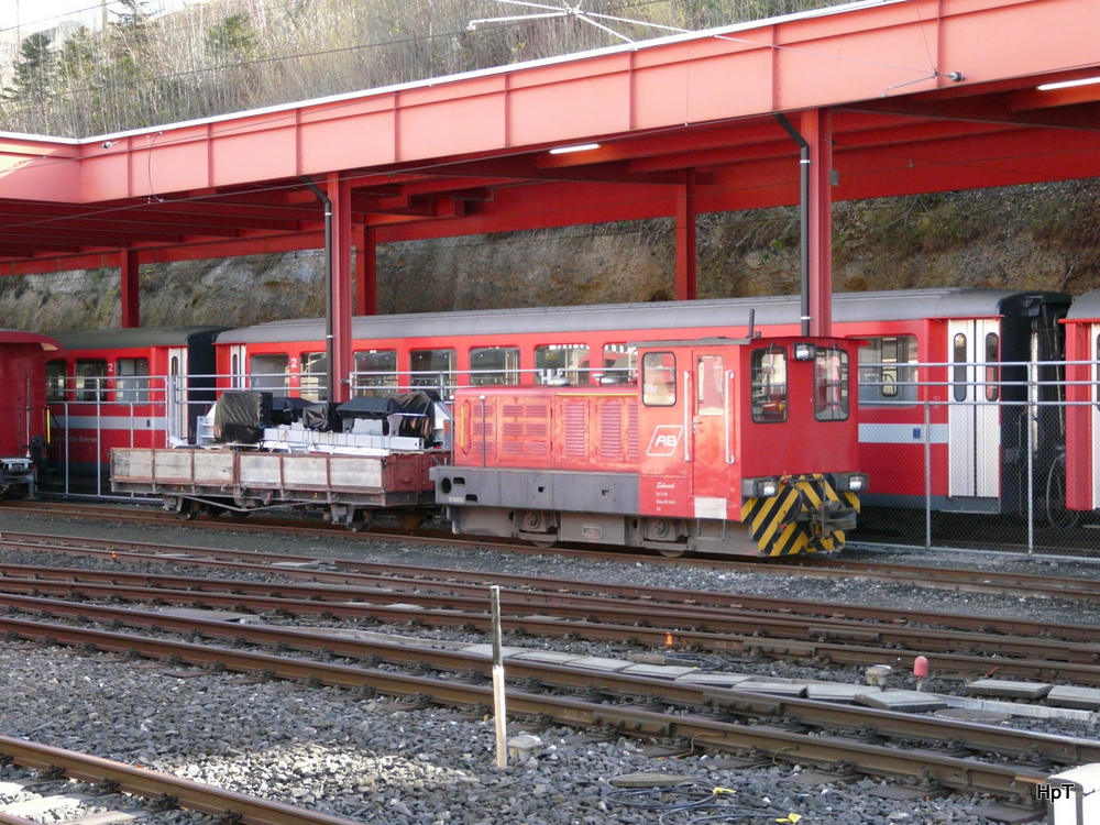 AB - Diesellok Tm 2/2  98 zusammen mit Dienstwagen X 413 in Herisau am 14.11.2010