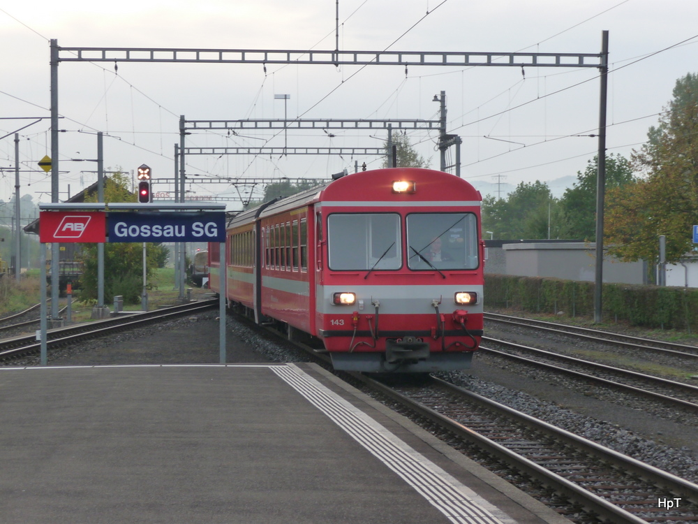 AB - Einfahrender Regio im Bahnhof Gossau mit dem Steuerwagen ABt 143 an der Spitze am Morgen vom 11.10.2011