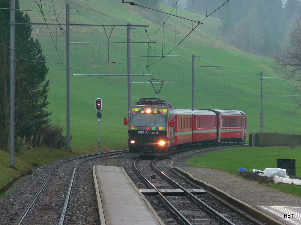 AB - Einfahrender Regio von Gossau nach Wasserauen im Bahnhof von Jakobsbad am 15.04.012 .. Standpunkt des Fotografen auf dem Perron ..