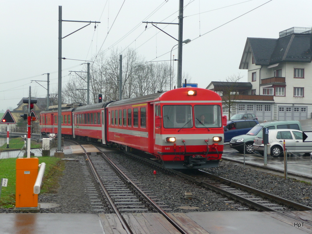 AB - Einfahrender Regio nach Gossau im Bahnhof Urnsch am 15.04.2012  .. Standpumkt des Fotografen auf dem Perron ..