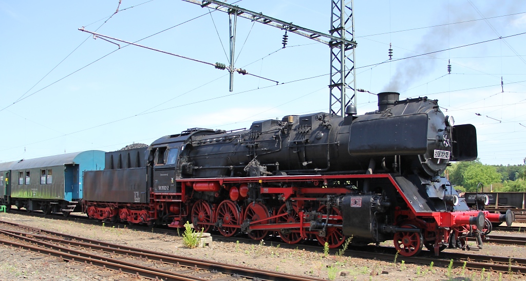 Ab Hanau bekam unser Sonderzug dann eine Dampflok als Vorspann. Die 211 019 konnte sich den Rest des Weges am Zugschluss erholen. Die Hanauer 50 3552-2 brachte uns bis direkt in das Eisenbahnmuseum Darmstadt Kranichstein. Aufgenommen am 02.06.2011.