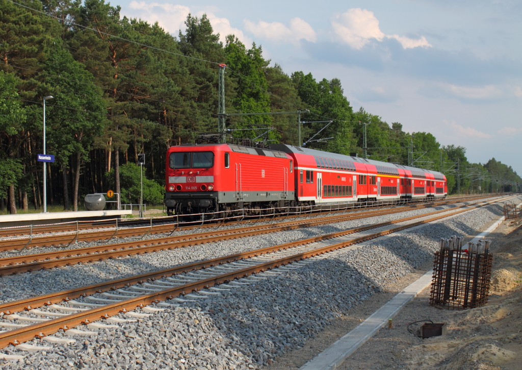 Ab heute, 09.06.2013, fahren sie wieder. 
Nach 9-monatiger Streckensperrung wurde heute der eingleisige Zugbetrieb wieder aufgenommen.
Hier der RE 4362 mit der 114 005 als Zuglok von Lutherstadt Wittenberg nach Rostock Hbf bei der Durchfahrt in Nassenheide.
 