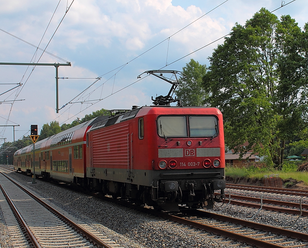 Ab heute, 09.06.2013, fahren sie wieder. Nach 9-monatiger Streckensperrung wurde heute der eingleisige Zugbetrieb wieder aufgenommen. Hier der RE 4363 mit der 114 003-7 als Schublok von Rostock Hbf nach Lutherstadt Wittenberg bei der Durchfahrt in Nassenheide. 