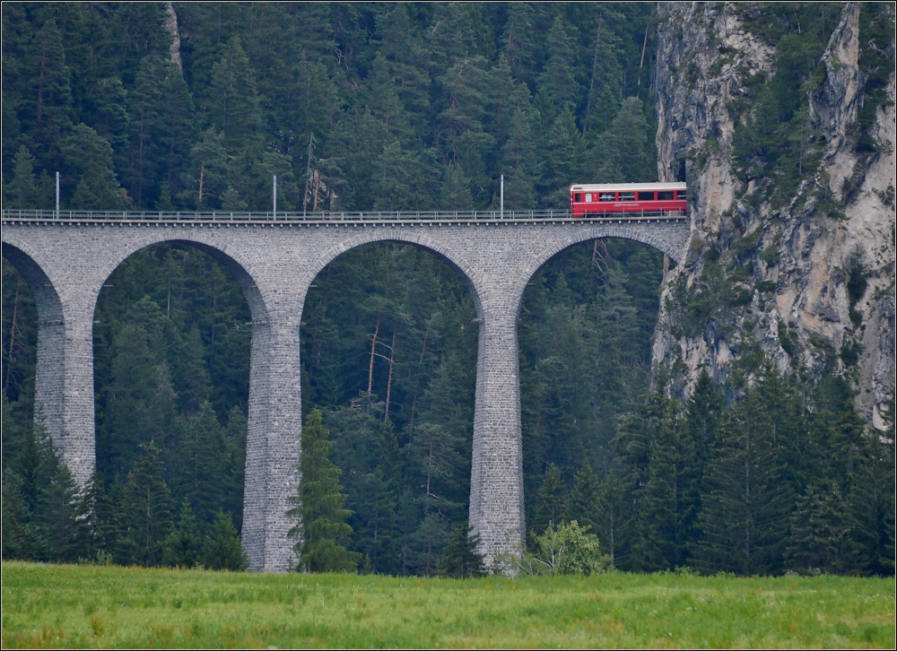 Ab ins Mauseloch. 

Auf dem Landwasserviadukt im Juli 2013.
