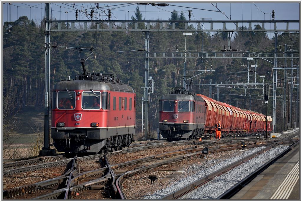Ab der kleinen Zrcher Unterlnder Gemeinde Hntwangen-Wil verkehren die Kieszge des nahe gelegenen Abbaugebietes. Was frher die Krokodile Ce 6/8 bewltigten, ist heute Aufgabe der Re 6/6. Whrend sich vorne die 11640  Mnchenstein  ins Werkareal begibt, ist im Hintergrund 11609  Uzwil  bereit mit einem beladenen Kieszug zur Abfahrt Richtung Eglisau. (08.03.2013)