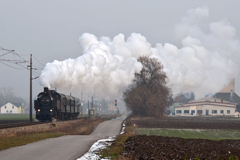 Ab Korneuburg hatte die 93.1420 den SR 14178 nach Langenlois bernommen. Diese Aufnahme entstand am 22.12.2012 bei Hausleiten.