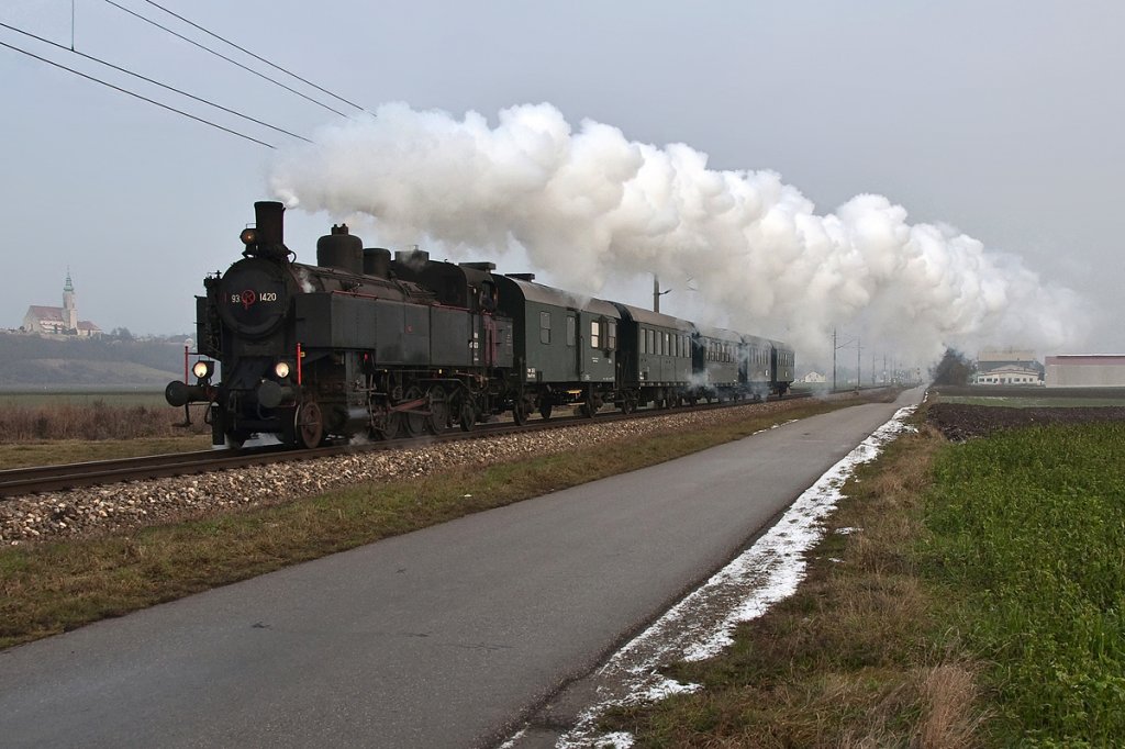 Ab Korneuburg hatte die 93.1420 den SR 14178 nach Langenlois bernommen. Diese Aufnahme entstand am 22.12.2012 bei Hausleiten.