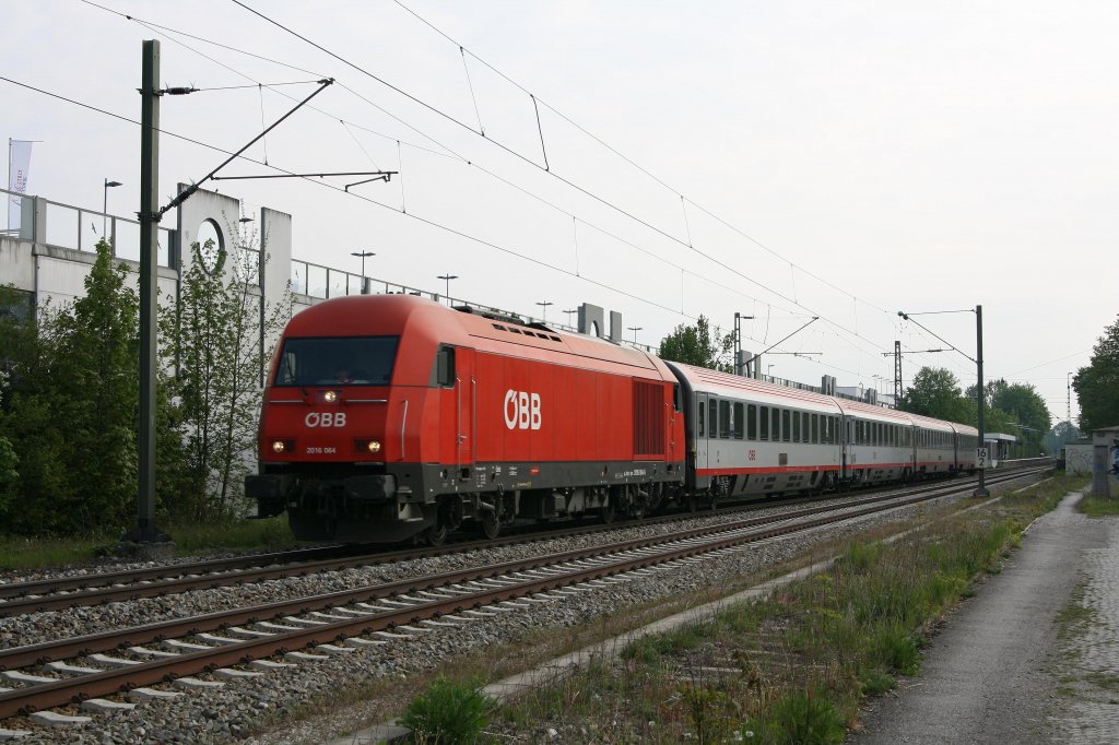 Ab M�hldorf f�hrt dieser EC von Linz nach M�nchen als RE. Am 01.05.11 war 2016 064-5 in Poing in Richtung der bayrischen Landeshauptstadt mit ihm unterwegs.