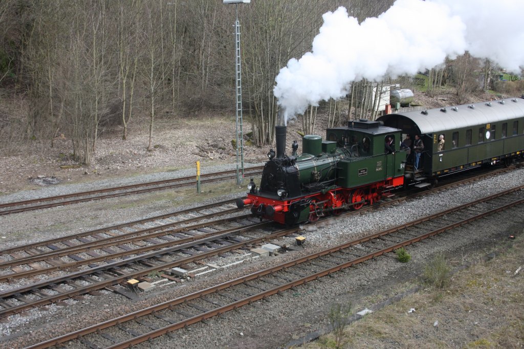 Ab nach Gerolstein Hbf: Die Kleinbahn Bielstein Waldbrl bei der Ausfahrt aus dem BW gerolstein am 05.04.10