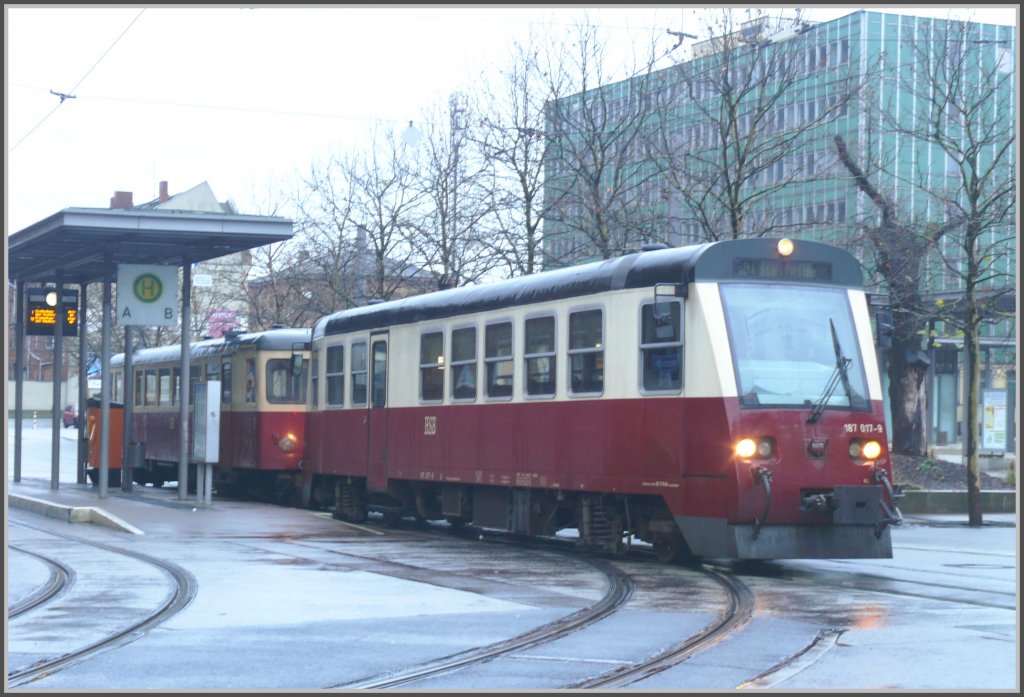 Ab Nordhausen Bahnhofplatz verkehren die Triebwagen 187 017-9 und 187 012-0 nach Hasselfelde und Harzgerode. (06.12.2009)