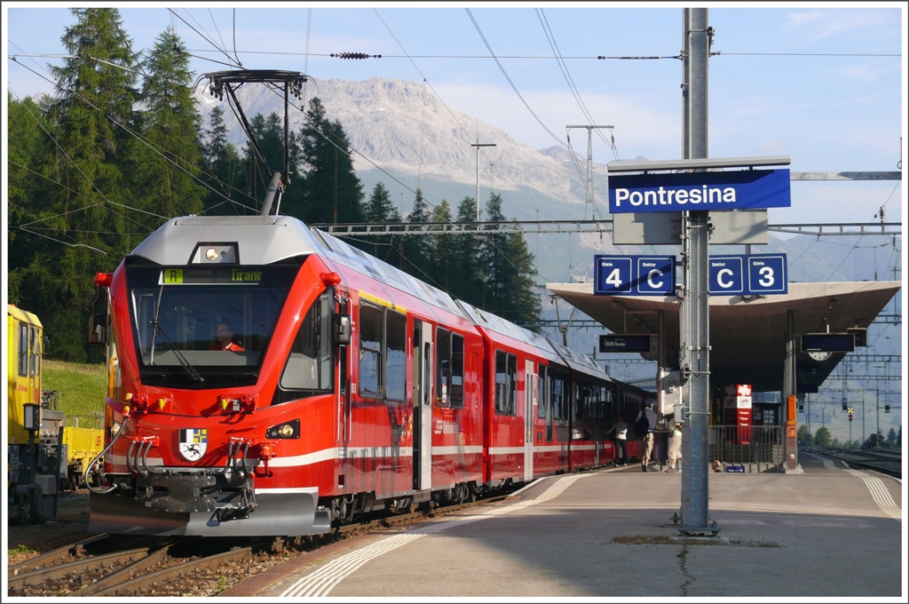 Ab Pontresina wird der R1613 zum PmG, werden ihm doch noch zwei Holzwagen beigestellt. (14.10.2010)