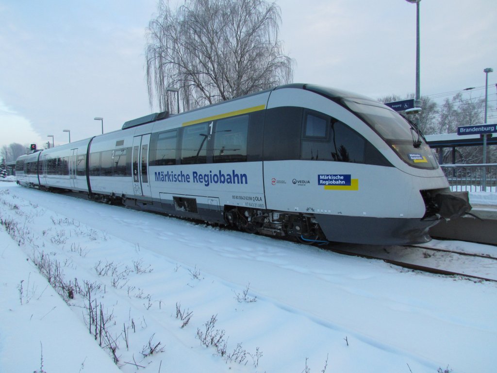 Ab sofort fhrt dieser Talent 643.21 fr die Mrkische Regiobahn ( OLA )auf der Strecke Brandenburg HBF-Rathenow . Hier aufgenommen im Hauptbahnhof von Brandenburg am 21.12.2010.