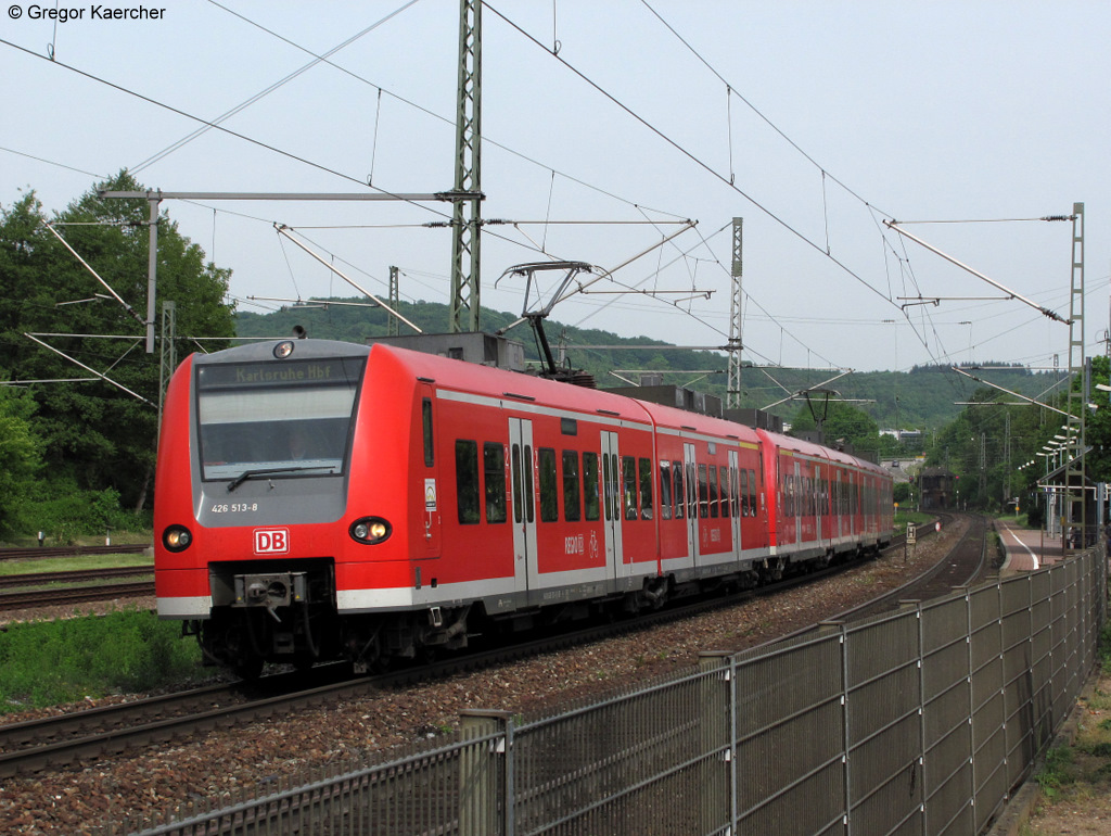 Ab und zu  verirrt  sich mal ein 426 nach Karlsruhe. Hier verlsst am 06.05.2011 mit ca. +5 der 426 513-8 bzw. 426 013-9 zusammen mit 425 308-4 als RE 19542 (Stuttgart-Karlsruhe) den Bahnhof Wilferdingen-Singen. Mein erstes Bild von einem 426.