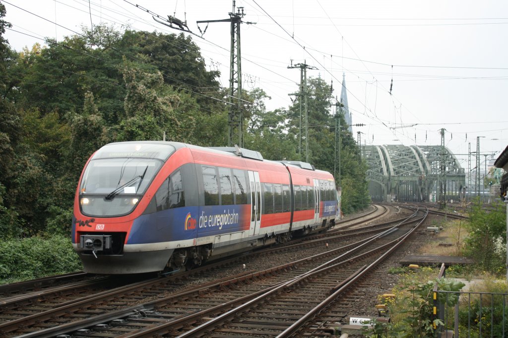 Ab und zu verschlgt es einen Aachener 643 in den Kongo
der normalerweise mit Dsseldorfern 643.0 oder 628 er befahren wird.
Hier der 643 217 bei der Ankunft als RB 38 im Endbahnhof Kln Messe
Die Kongobahn fhrt von Neu ber Grevenbrich Bedburg nach Horrem.