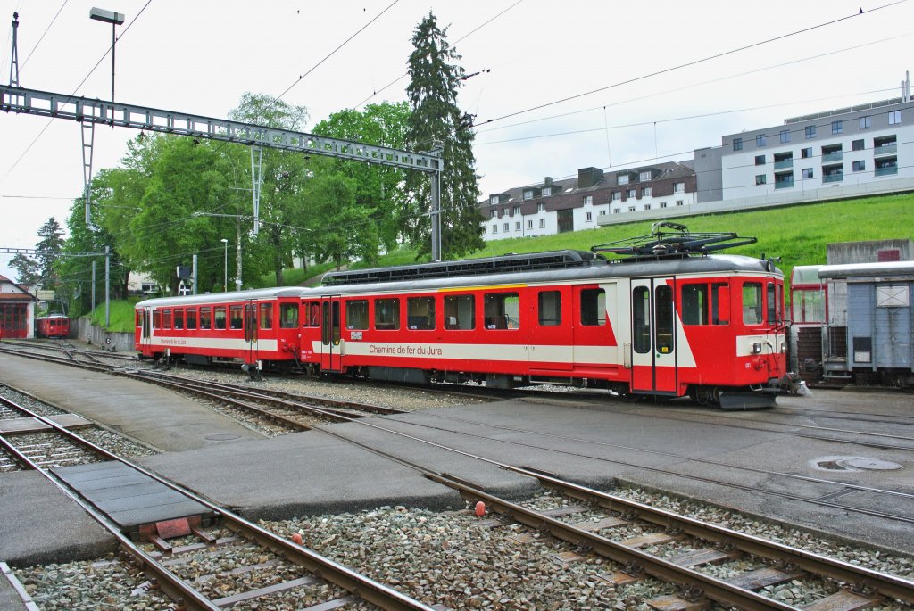 ABDe 4/4 603 und Bt 704 abgestellt im Bahnhof Tramelan. Diese schnen Pendel werden leider nicht mehr hufig eingesetzt, 09.06.2013.