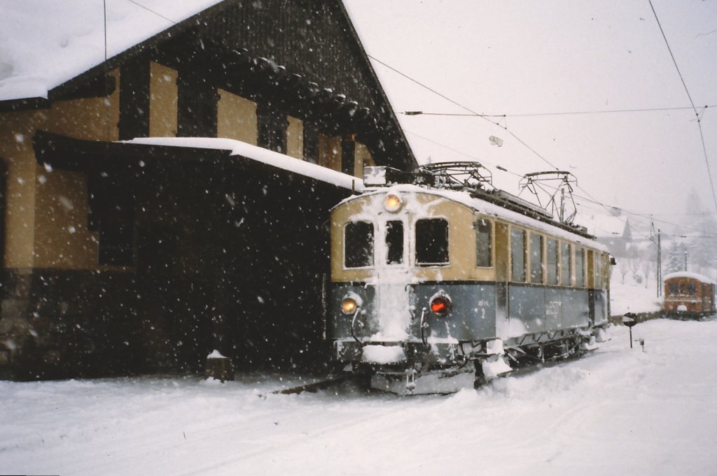 ABDe 4/4 Nr. 2 der ASD (heute TPC) bei starkem Schneefall im Februar 1982 in Les Diablerets.