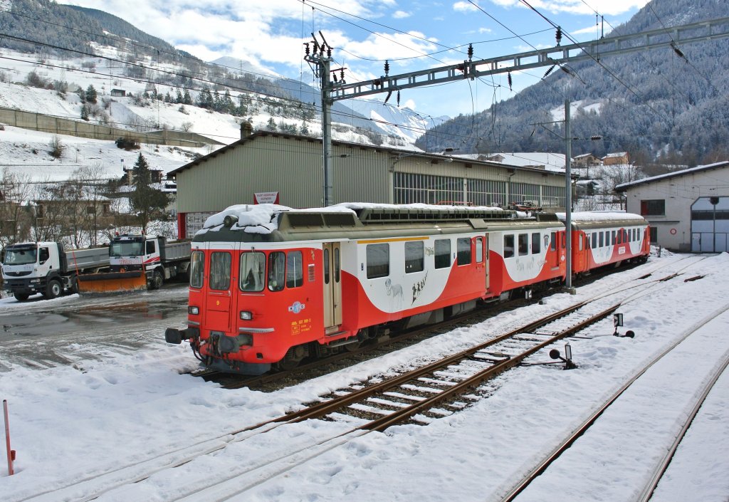 ABDe 537 509-2 und der Bt 32 stehen vor dem Depot in Orsires. Auch dieser Triebwagen ist ausser Betrieb, 13.01.2013.
