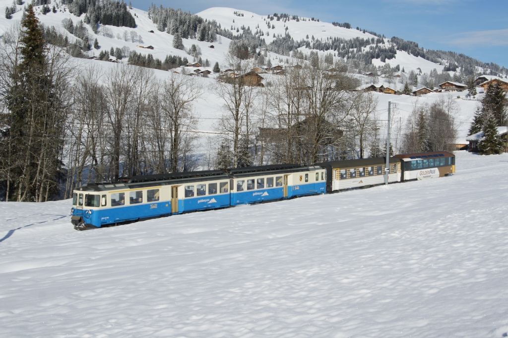 ABDe 8/8 4003 fhrt am 3.1.11  mit dem Regionalzug 2221 von Schnried Richtung Gstaad.