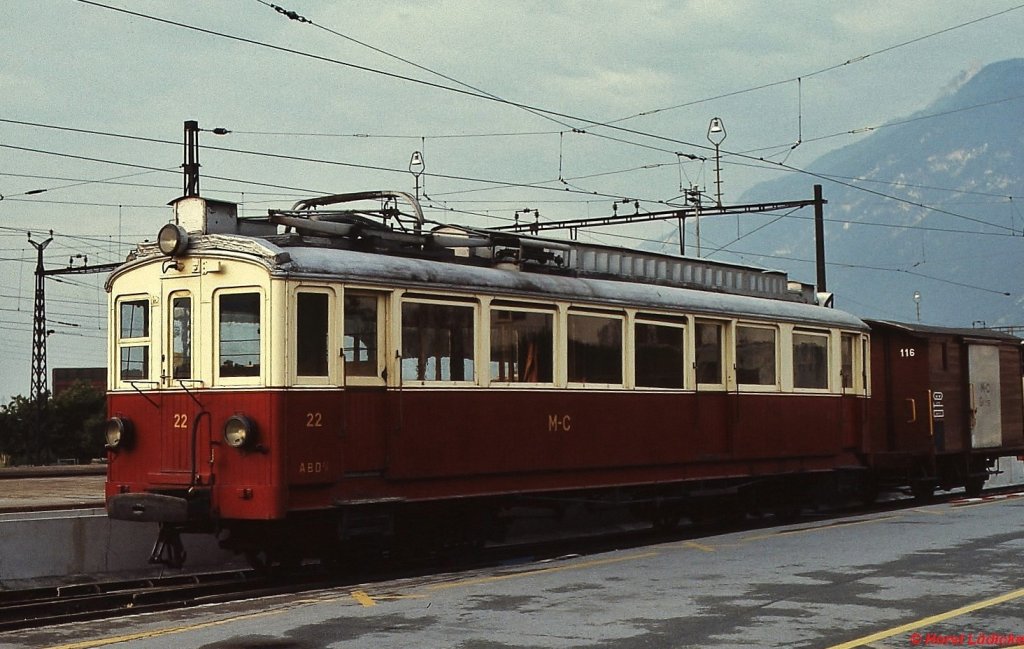 ABDeh 4/4 22 der MC (Chemin der Fer Martigny-Chatelard, heute Transport de Martigny et Regions) im Juli 1983 im Bahnhof Martigny. Zum damaligen Zeitpunkt reichte die Oberleitung lediglich bis Vernayaz, auf der übrigen Strecke erfolgte die Stromversorgung über eine seitliche Stromschiene.