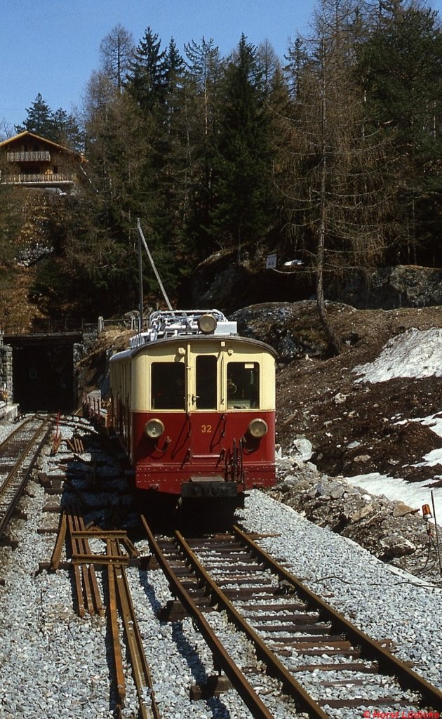 ABDeh 4/4 32 der MC mit einem Bauzug in Salvan (Mai 1980). Die seitliche Stromschiene ist hier gut sichtbar.