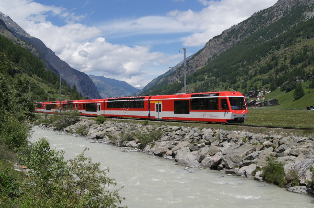ABDeh 4/8 2022 und ABDeh 4/10 2013 fahren am 12.6.11 von Tsch Richtung Zermatt.