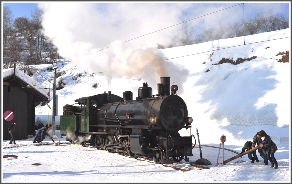 Abdrehen der G 4/5 107  Albula  auf der Drehscheibe in Filisur. (12.02.2012)