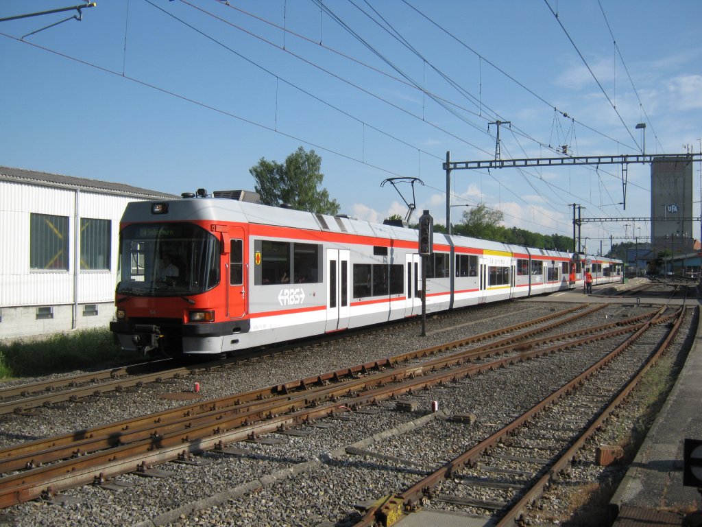 ABe 4/12 Nr. 64 in Doppeltraktion bei Ausfahrt in Lohn-Lterkofen. Wegen der BEA und dem slowUp Solothurn/Bucheggberg verkehrten auch am Sonntag die RE Zge Bern-Solothurn den ganzen Tag in Doppeltraktion. Die hier abgebildeten Zge, genannt  Primeli , verkehren seit der Einfhrung der Next nur noch in Einschaltzgen (Mo-Fr) sowie einem regulren Umlauf (Mo-Fr), dank der BEA kamen sie auch wieder einmal am Wochenende zum Einsatz, 08.05.2011.