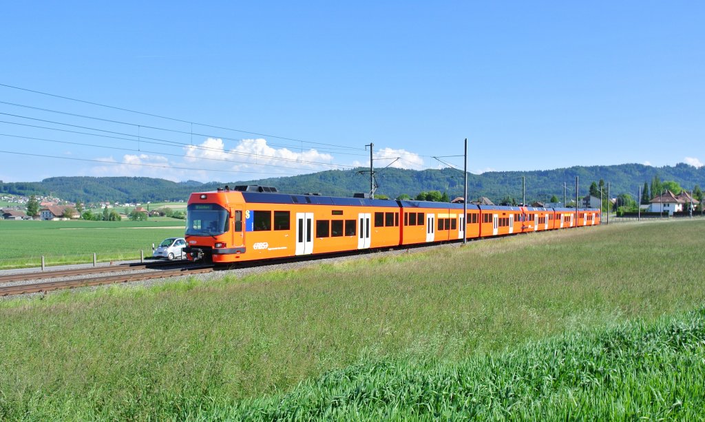 ABe 4/12 Nr. 71+67 als RE 1173 bei Urtenen. Dieser RE ist einer der Zusatzschnellzge welcher noch hufig mit La Prima gefhrt wird, 06.06.2013.