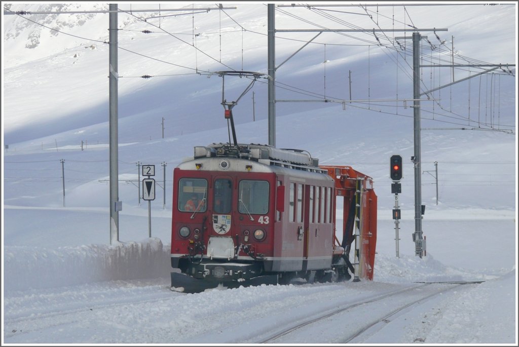 ABe 4/4 43 und Schneerumer 9932 treffen in Ospizio Bernina ein. (12.01.2010)