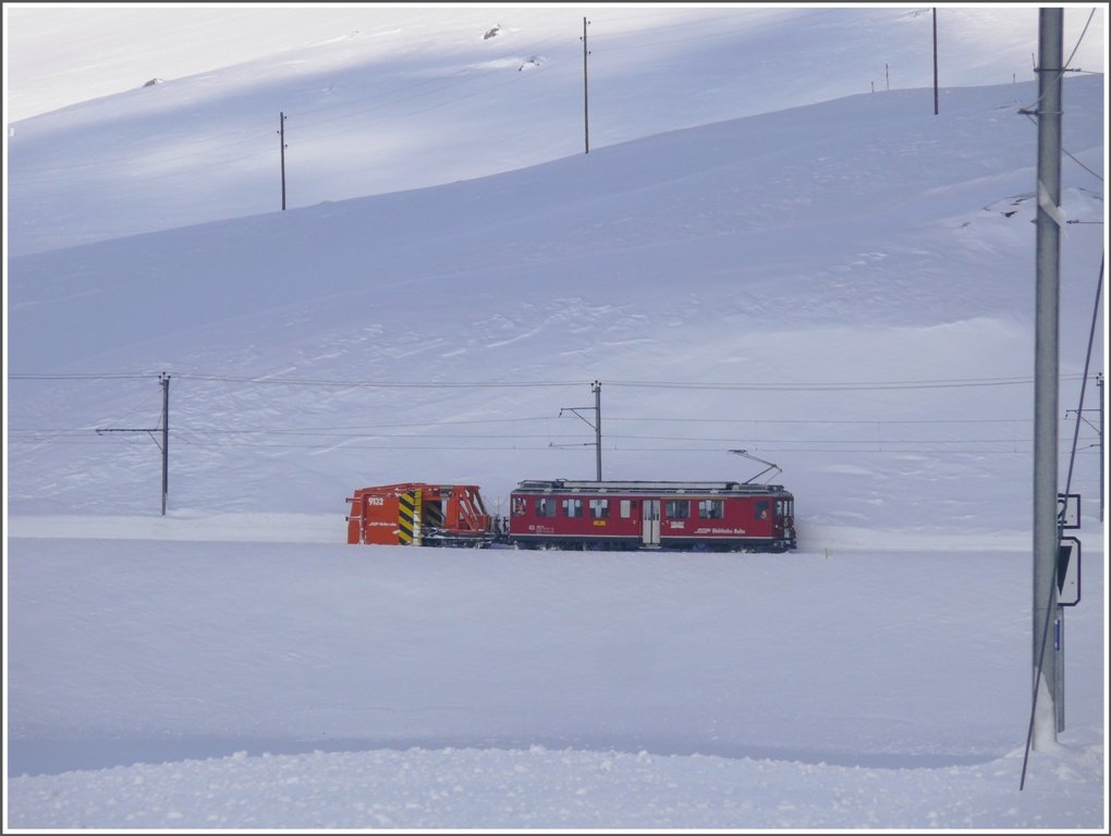 ABe 4/4 43 zieht mit dem Rumer 9132 den Schnee in die Gleismitte fr die nachfolgende Schleuder. Ospizio Bernina (12.01.2010)