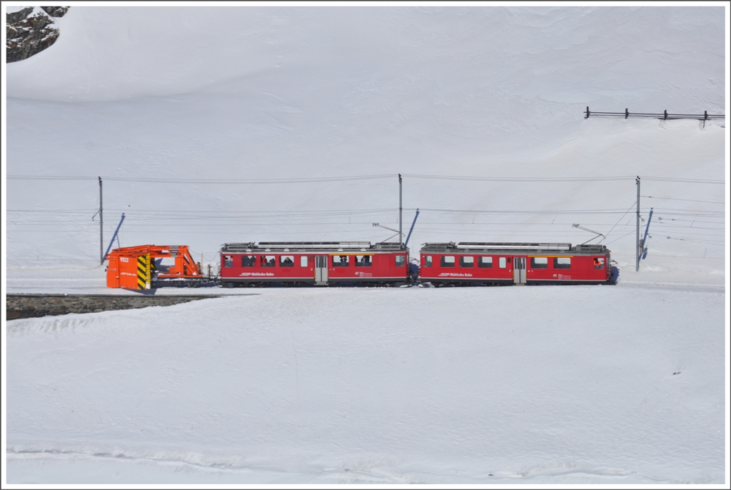 ABe 4/4 47 und 49 ziehen den Rumer 9132 entlang des Lago Bianco auf der Berninapasshhe. Der Rumer zieht den Schnee von beiden Seiten in die Gleismitte, von wo die nachfolgende Schleuder den Schnee in hohem Bogen entfernt. (26.02.2011)