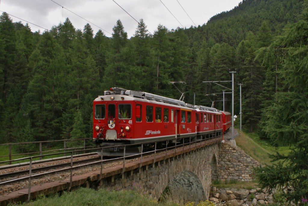 ABe 4/4 II 41 und ABe 4/4 II 42 befinden sich am 28.7.10 kurz vor Pontresina.