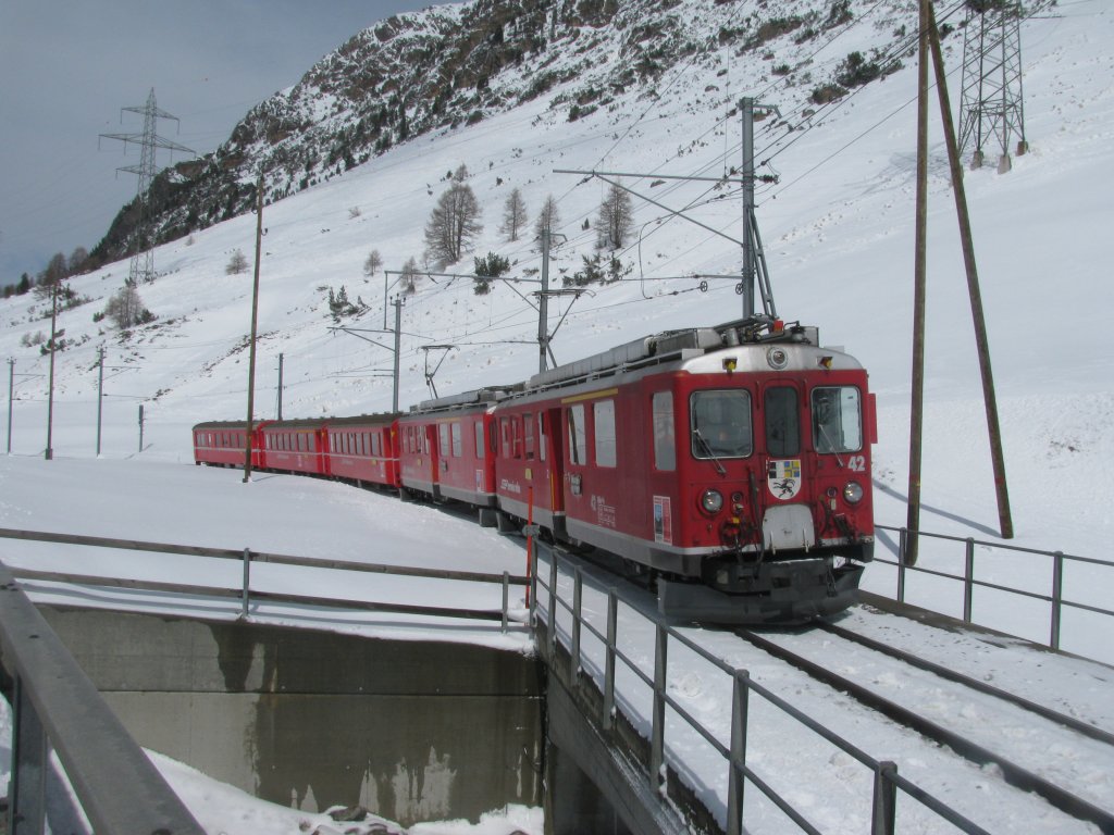 ABe 4/4 II - 42 kurz vor der Station Bernina Suot am 31.03.2010