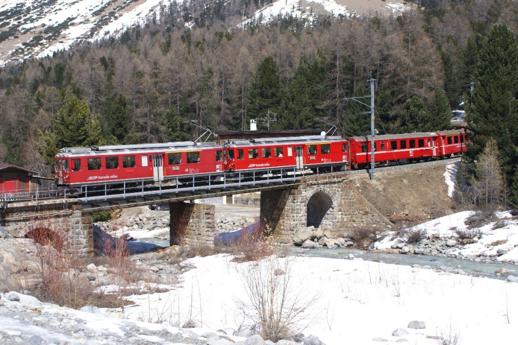 ABe 4/4 II 42 und ABe 4/4 II 41 erreichen am 29.4.10 Morteratsch.