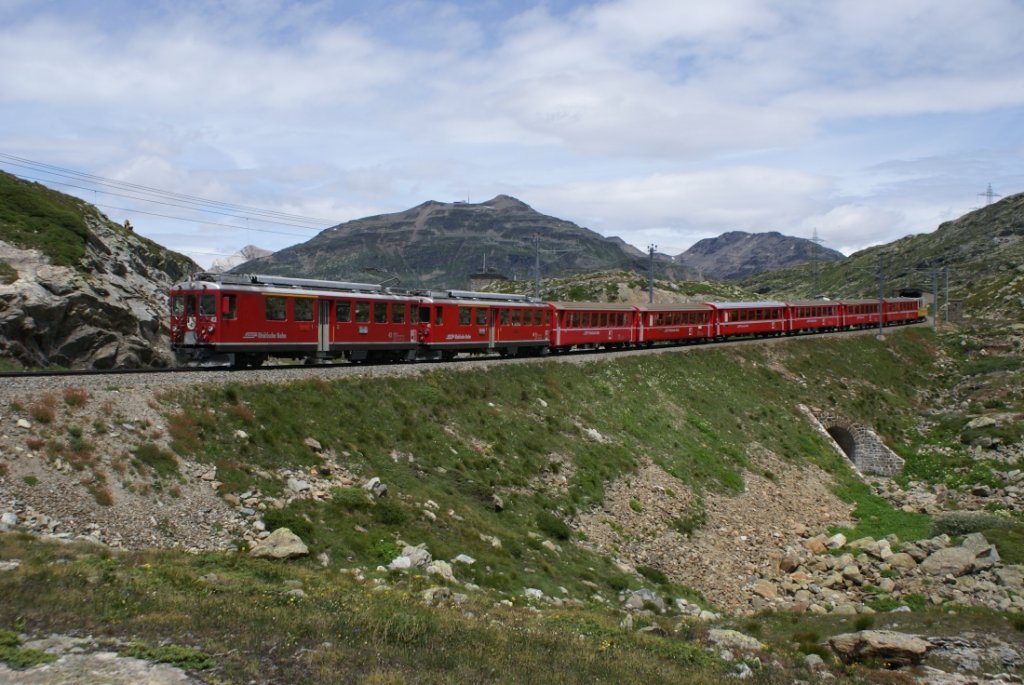 ABe 4/4 II 42 und ABe 4/4 II 41 befinden sich am 28.7.10 oberhalb von Alp Grm.