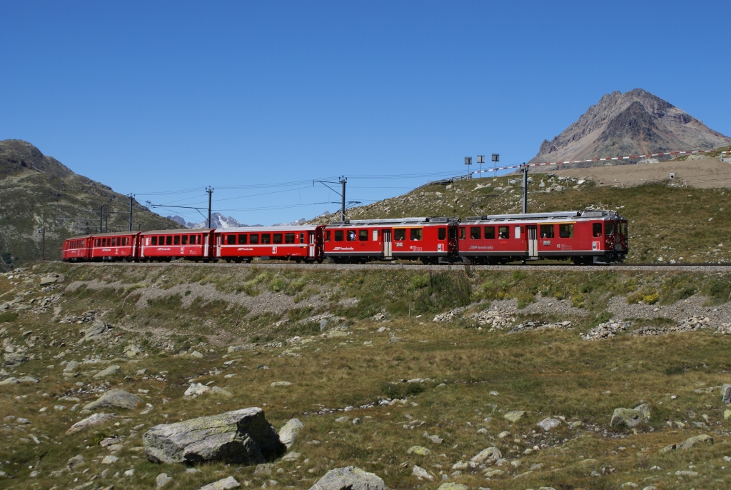 ABe 4/4 II 42 und ABe 4/4 II 41 haben die steilsten Rampen hinter sich gebracht und fahren nun Richtung Ospizio Bernina. (1.9.10)