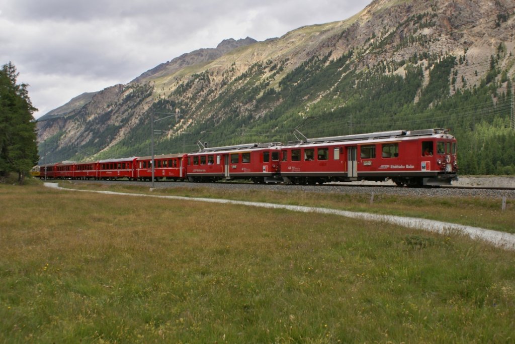 ABe 4/4 II 43 und ABe 4/4 II 47 befinden sich am 28.7.10 kurz vor Morteratsch.