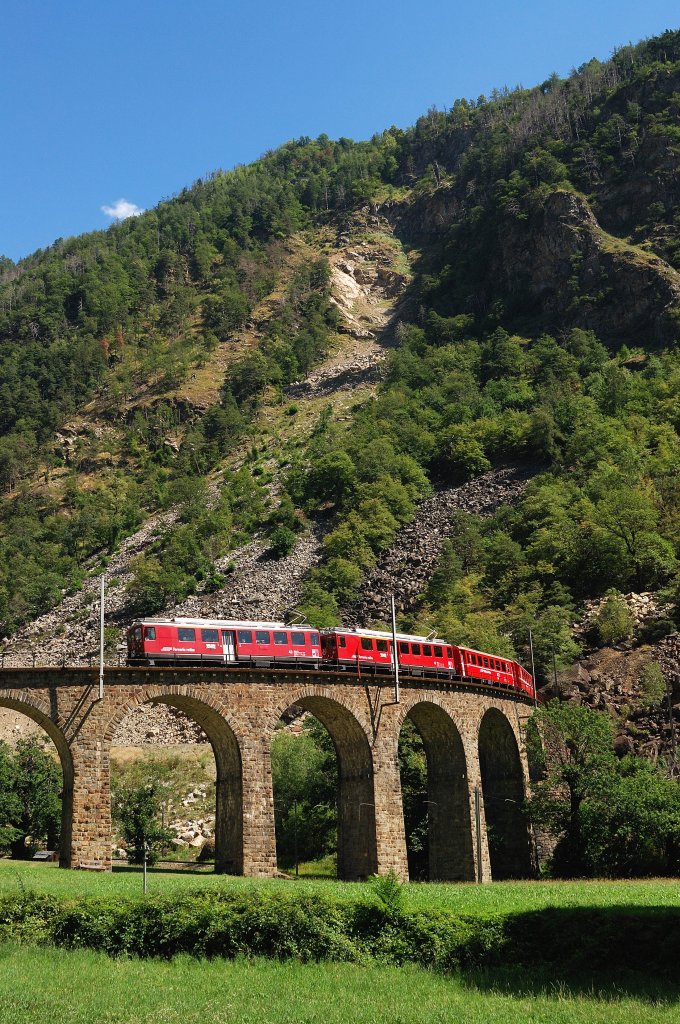 ABe 4/4 II 43+47 der RhB mit R 1621 auf Kehrviadukt in Brusio (08.08.2010)